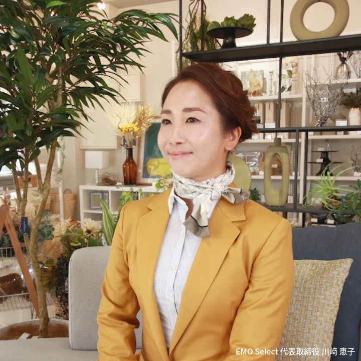 EMO Selectのショールームで微笑む、代表取締役の川崎恵子氏