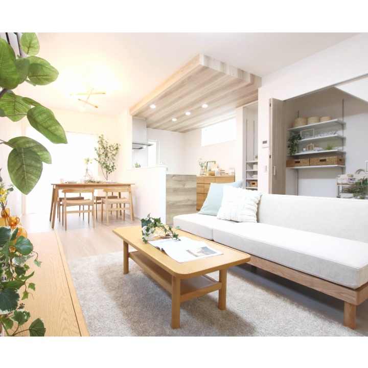 EMO Select（KeiDesignBase）が手掛けた、明るくナチュラルなリビングダイニングのインテリア施工事例写真