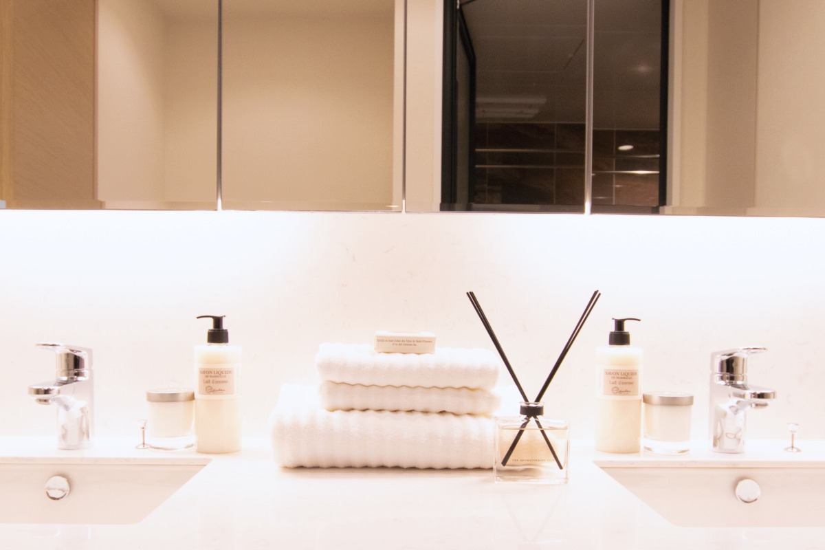 五感に訴えるホームステージング ファブリック 観葉植物 アロマディフューザー インテリアディテール